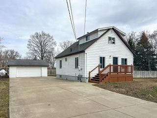 2399 E Parkwood Avenue, Burton, MI 48529