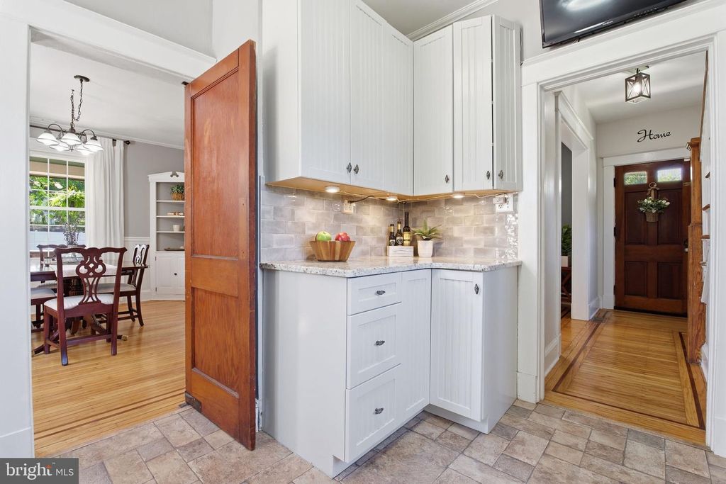 Image 7 of property listing at 19 TIMBER GROVE RD, Owings Mills, MD 21117