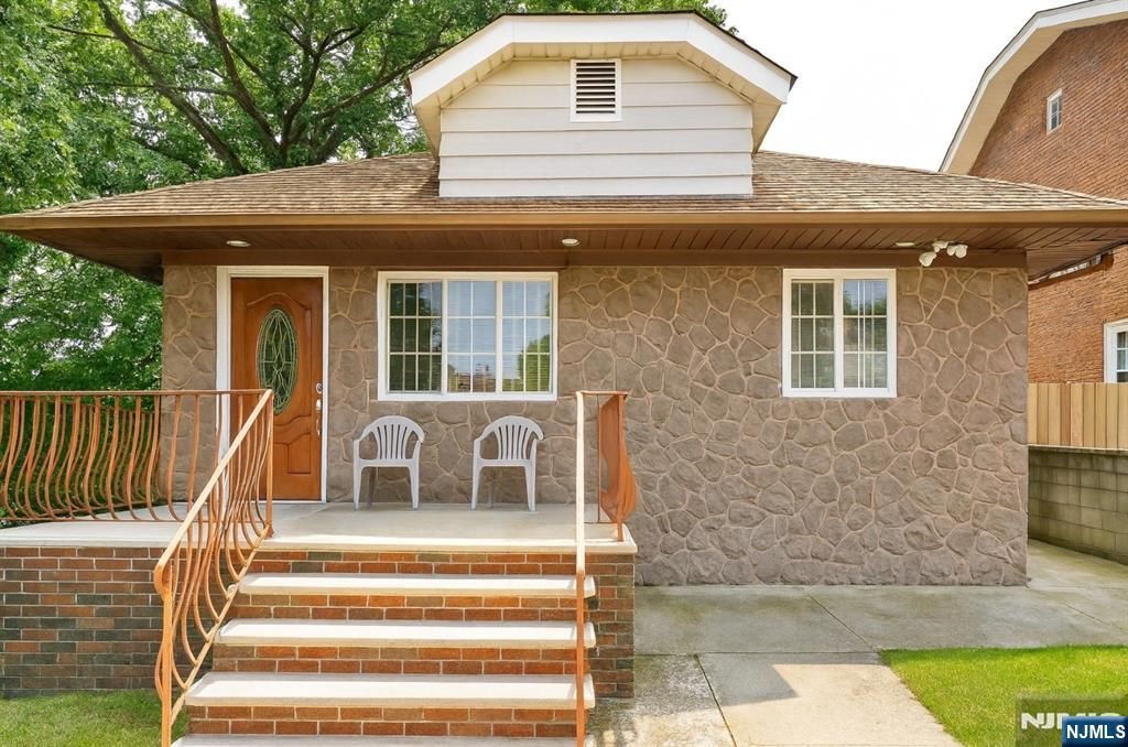 130 E Edsall Avenue, Palisades Park, NJ 07650