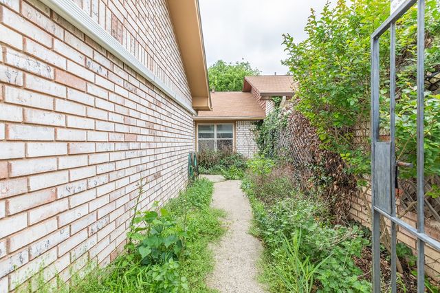 802 Lois St, Kerrville, TX 78028