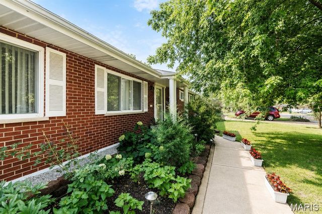 9904 Markhall Lane, St Louis, MO 63123