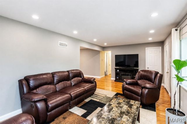 9904 Markhall Lane, St Louis, MO 63123