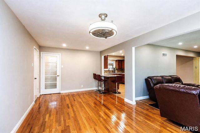 9904 Markhall Lane, St Louis, MO 63123