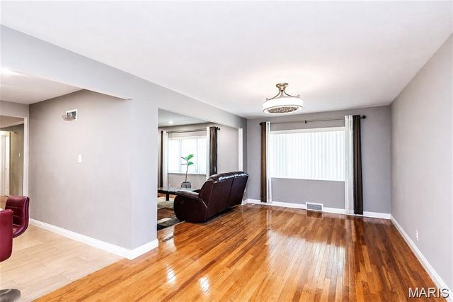 9904 Markhall Lane, St Louis, MO 63123