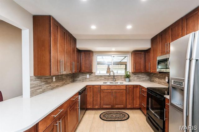 9904 Markhall Lane, St Louis, MO 63123