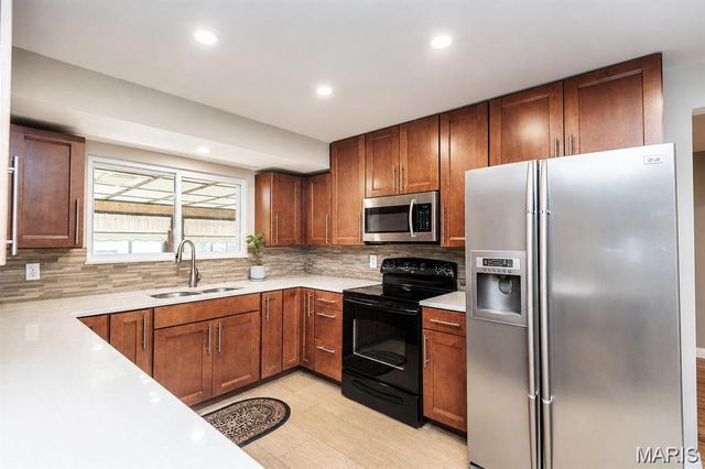 9904 Markhall Lane, St Louis, MO 63123