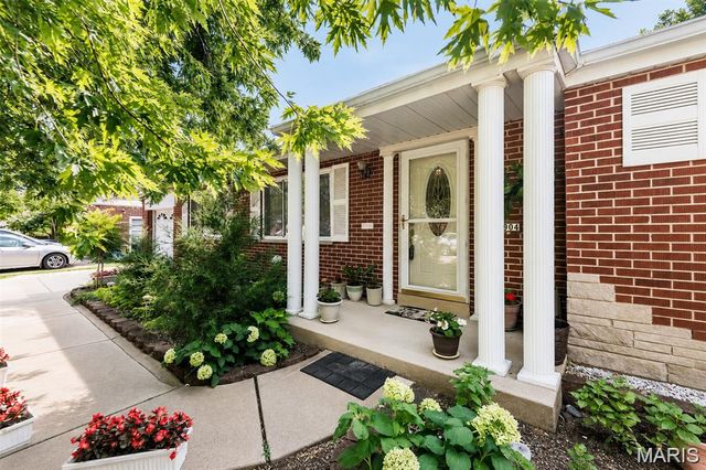 9904 Markhall Lane, St Louis, MO 63123