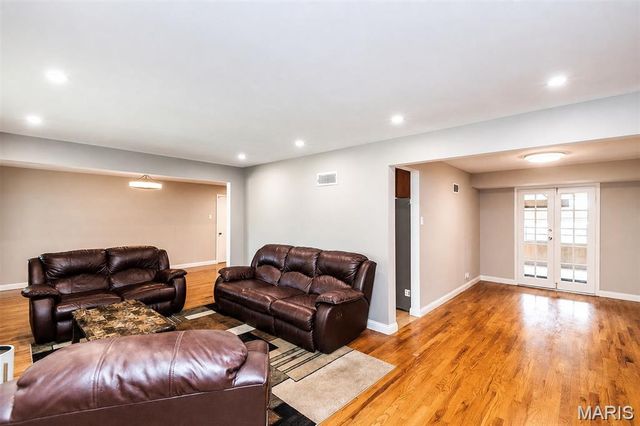 9904 Markhall Lane, St Louis, MO 63123