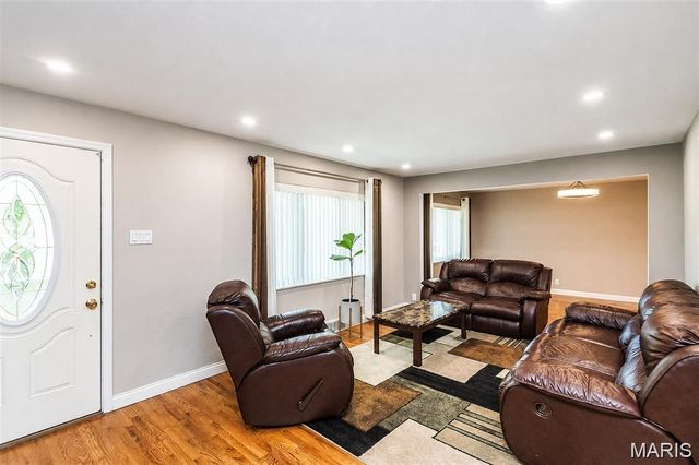 9904 Markhall Lane, St Louis, MO 63123