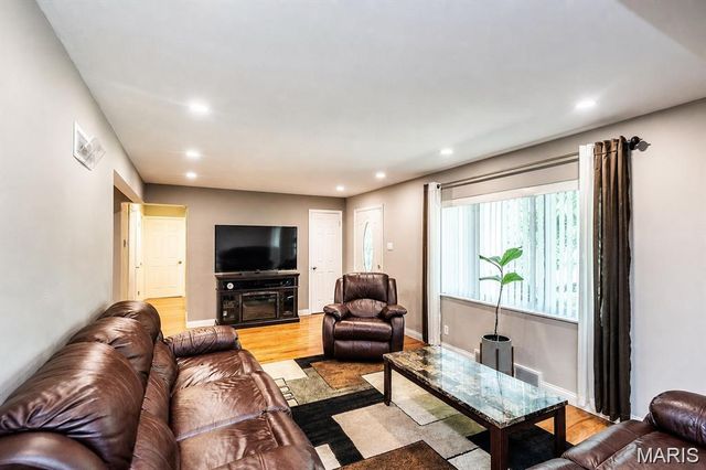 9904 Markhall Lane, St Louis, MO 63123