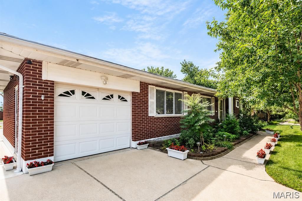 9904 Markhall Lane, St Louis, MO 63123