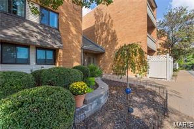 950 E Rue De La Banque L6, Creve Coeur, MO 63141