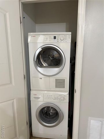 950 E Rue De La Banque L6, Creve Coeur, MO 63141