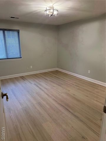 950 E Rue De La Banque L6, Creve Coeur, MO 63141