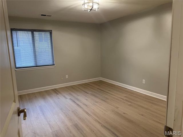 950 E Rue De La Banque L6, Creve Coeur, MO 63141