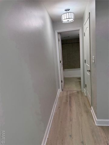 950 E Rue De La Banque L6, Creve Coeur, MO 63141