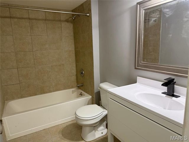 950 E Rue De La Banque L6, Creve Coeur, MO 63141