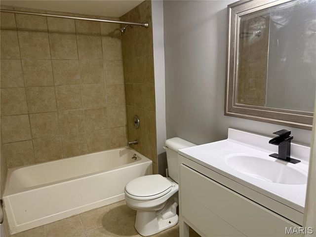 950 E Rue De La Banque L6, Creve Coeur, MO 63141