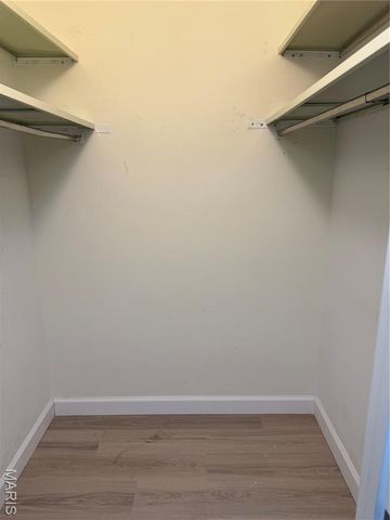 950 E Rue De La Banque L6, Creve Coeur, MO 63141