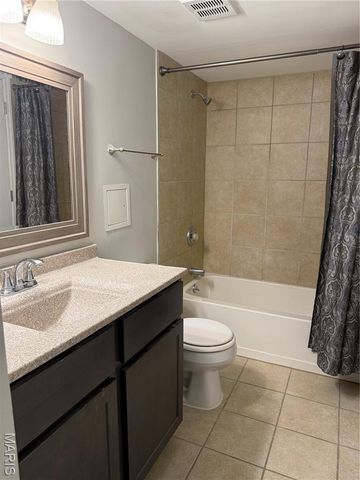 950 E Rue De La Banque L6, Creve Coeur, MO 63141