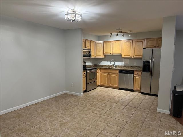 950 E Rue De La Banque L6, Creve Coeur, MO 63141