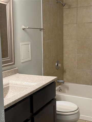 950 E Rue De La Banque L6, Creve Coeur, MO 63141