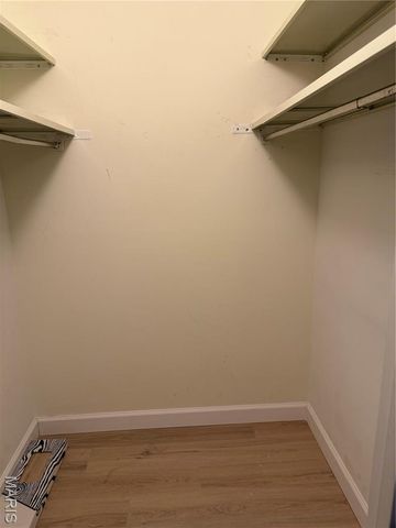 950 E Rue De La Banque L6, Creve Coeur, MO 63141