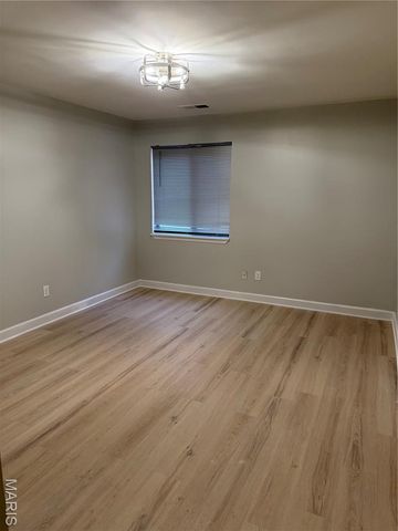 950 E Rue De La Banque L6, Creve Coeur, MO 63141