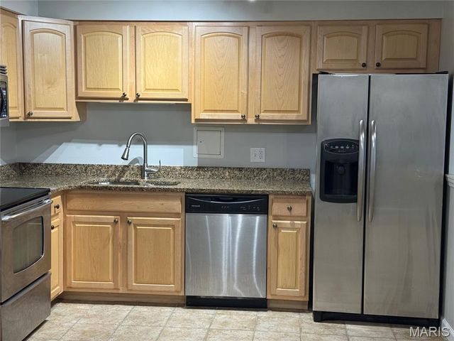 950 E Rue De La Banque L6, Creve Coeur, MO 63141