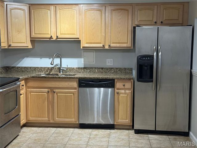 950 E Rue De La Banque L6, Creve Coeur, MO 63141