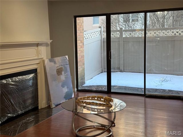 950 E Rue De La Banque L6, Creve Coeur, MO 63141