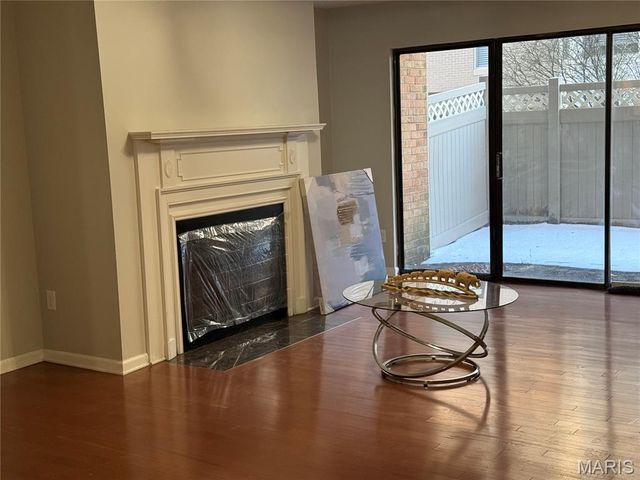 950 E Rue De La Banque L6, Creve Coeur, MO 63141