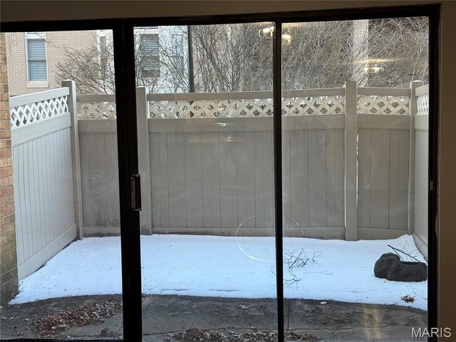 950 E Rue De La Banque L6, Creve Coeur, MO 63141