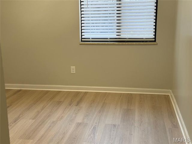 950 E Rue De La Banque L6, Creve Coeur, MO 63141