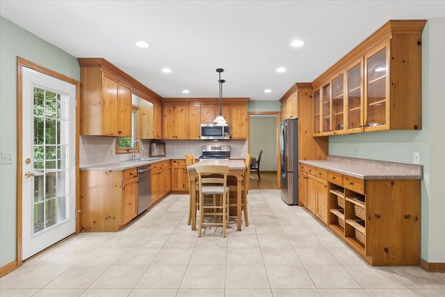 6N115 Riverside Drive, St. Charles, IL 60174