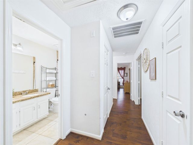 2815 Village Dale Avenue, Houston, TX 77059