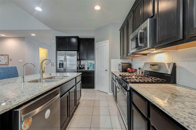 6614 Hunters Way Lane, Baytown, TX 77521