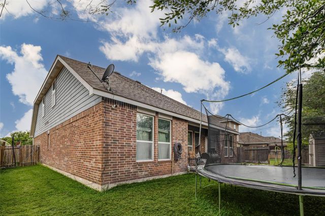 6614 Hunters Way Lane, Baytown, TX 77521