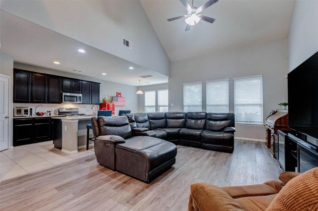 6614 Hunters Way Lane, Baytown, TX 77521