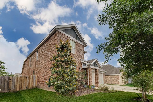 6614 Hunters Way Lane, Baytown, TX 77521