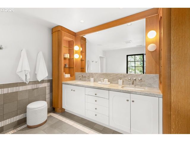 4855 Sw HEWETT Blvd, Portland, OR 97221