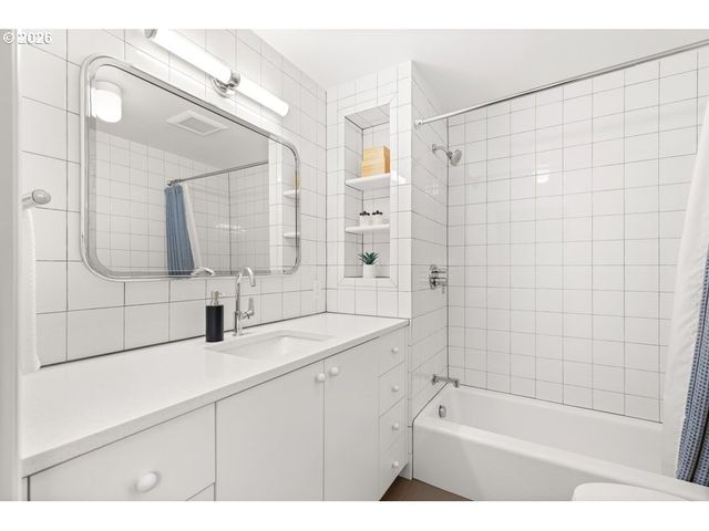 4855 Sw HEWETT Blvd, Portland, OR 97221