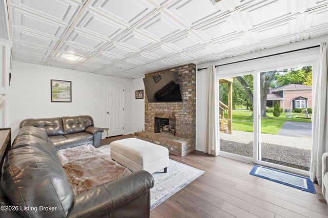 213 Club Oak Ct, Louisville, KY 40223