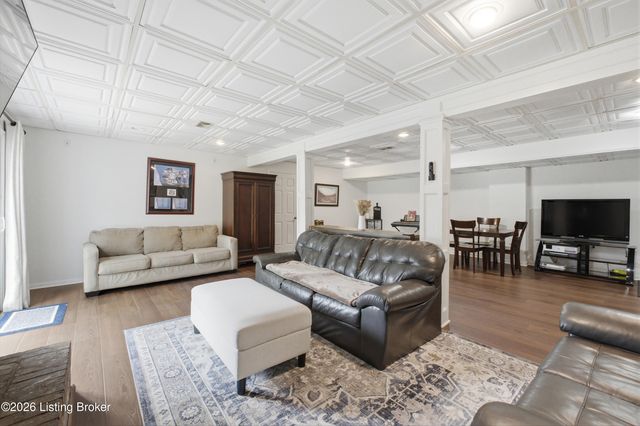 213 Club Oak Ct, Louisville, KY 40223