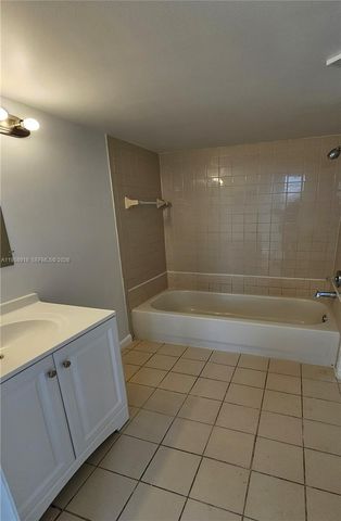 211 Lake Pointe Dr 102, Oakland Park, FL 33309