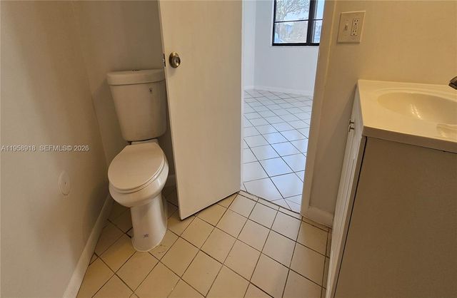 211 Lake Pointe Dr 102, Oakland Park, FL 33309