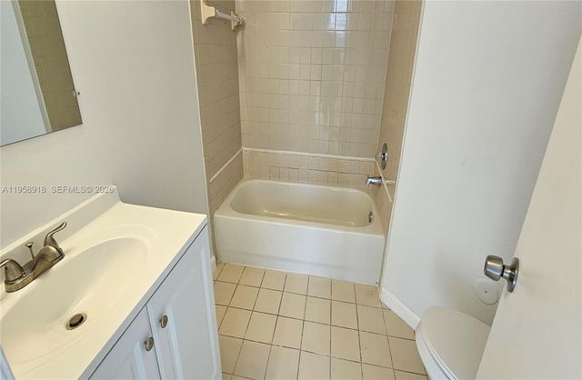 211 Lake Pointe Dr 102, Oakland Park, FL 33309