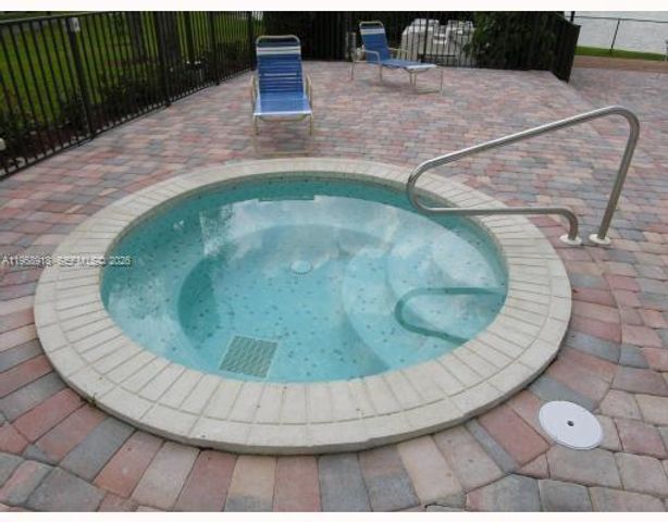 211 Lake Pointe Dr 102, Oakland Park, FL 33309