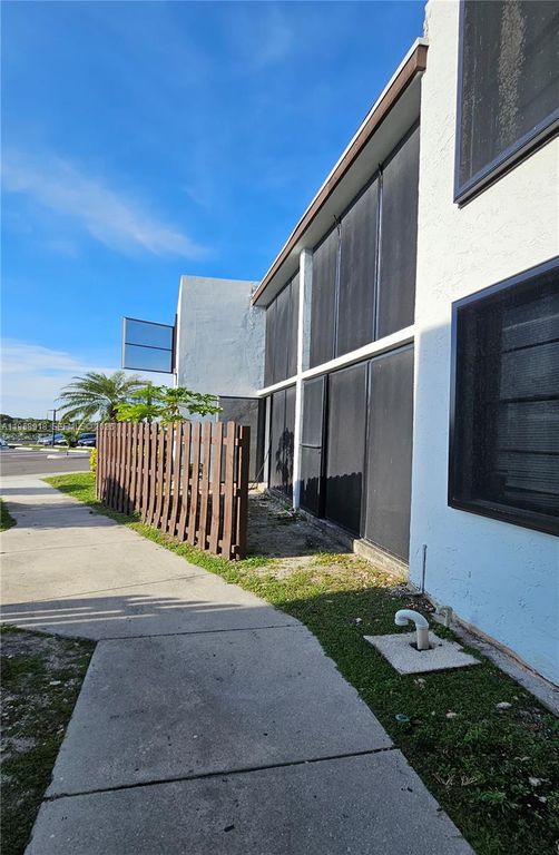 211 Lake Pointe Dr 102, Oakland Park, FL 33309