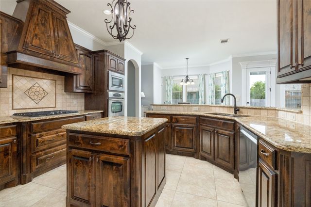7112 CHIMNEY CREEK Drive, North Richland Hills, TX 76182